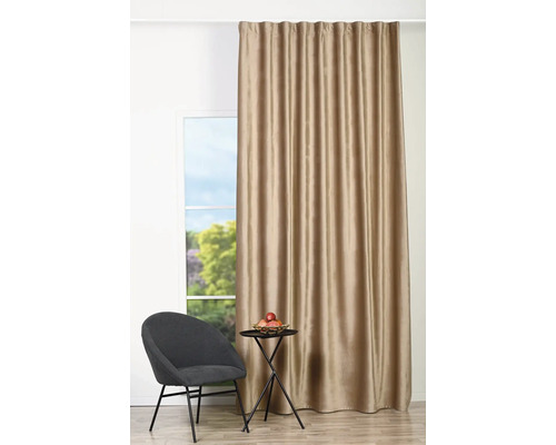 Cortină decorativă lângă un scaun și o masă în fața unei ferestre