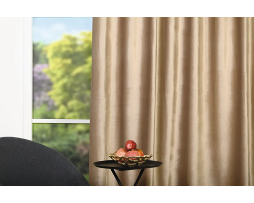 Scenă cu perdea și un bol cu fructe pe o măsuță laterală