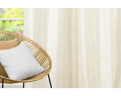 Scenă interioară cu fulare decorative și un scaun de răchită.