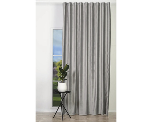 Perdea gri opacă în fața unei ferestre cu o plantă pe o măsuță laterală