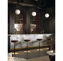 Bar cu iluminat, scaune de bar și băuturi