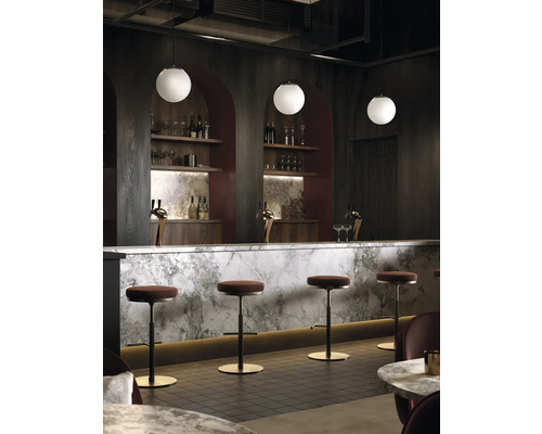 Bar cu iluminat, scaune de bar și băuturi