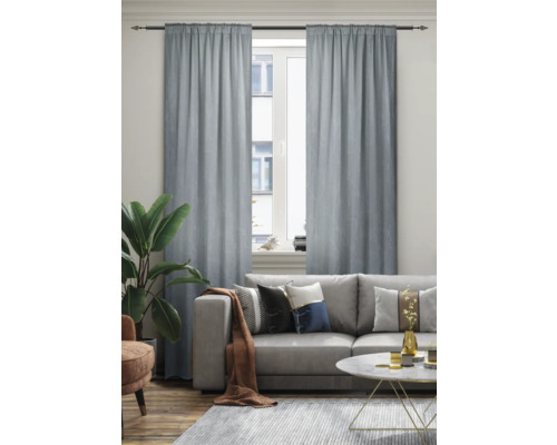 Cameră de zi cu canapea, covor și perdele la fereastră