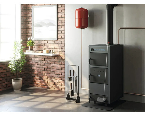 Vedere a camerei cu cazan de încălzire, vas de expansiune, conductă de fum, set de șemineu, raft de perete și decorațiuni