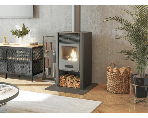 Șemineu în sufragerie cu lemne de foc și set de unelte pentru șemineu