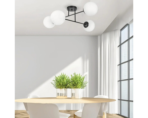 Sufragerie cu o lampă de tavan modernă cu abajururi sferice