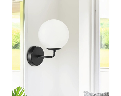 Lumină de perete cu abajur rotund din sticlă opalină și suport negru