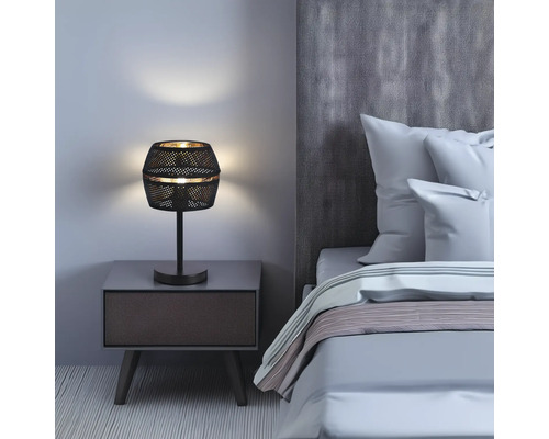 Scenă de dormitor cu noptieră și lampă de masă așezată pe ea