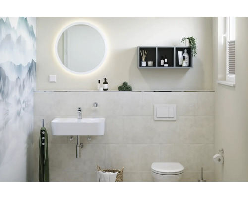 Baie cu chiuvetă, oglindă iluminată, raft și toaletă.