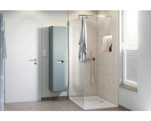 Baie modernă cu duș, chiuvetă și prosop