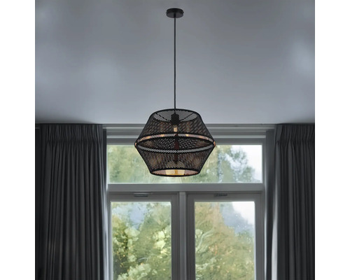 Lampa suspendată din plasă metalică în cameră.