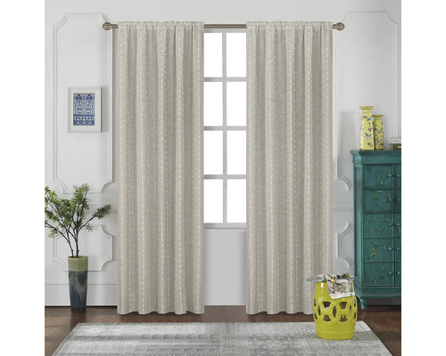 Interior cu fereastră și perdele bej