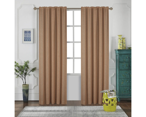 Două perdele maro în fața unei ferestre într-o cameră de zi.