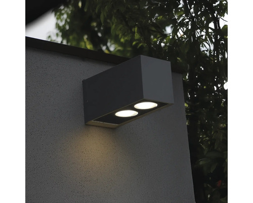 Lumină de perete dreptunghiulară pentru exterior cu două lumini pe un perete al casei