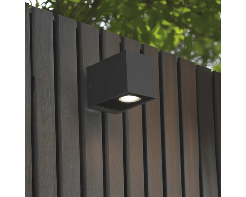 Lumină de perete exterioară pătrată pe un perete de lemn