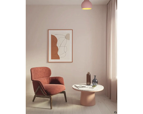 Cameră de zi cu fotoliu, măsuță laterală și decorațiuni