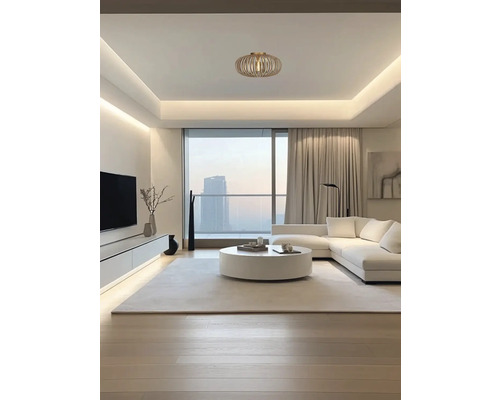 Living luminos cu fereastră panoramică, canapea, măsuță de cafea și lampă de tavan