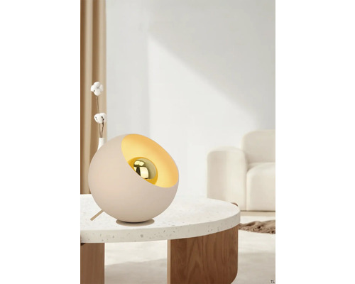 Lampă decorativă de masă cu design modern pe o masă