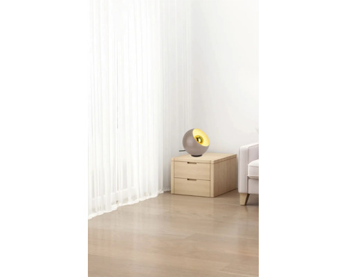 Lampă sferică decorativă pe o noptieră în dormitor.