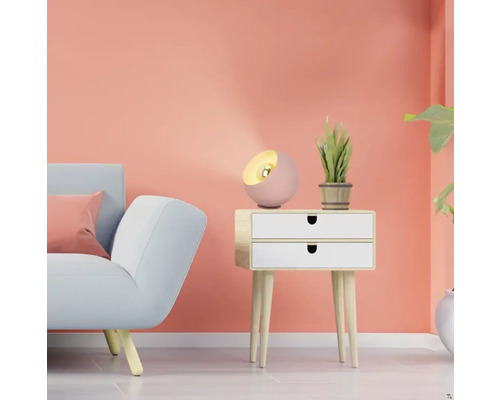 Scenă de sufragerie cu canapea, noptieră, lampă și plantă de interior pentru design interior