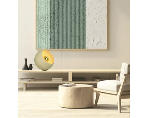 Scenă dintr-o cameră de zi cu o lampă de masă modernă pe un bufet