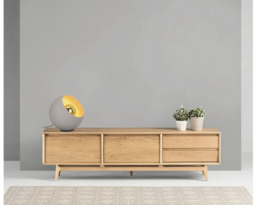 Scenă cu o lampă de masă sferică pe un dulap de lemn