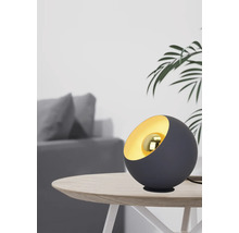 Lampă de masă decorativă pe o masă cu un interior modern în fundal