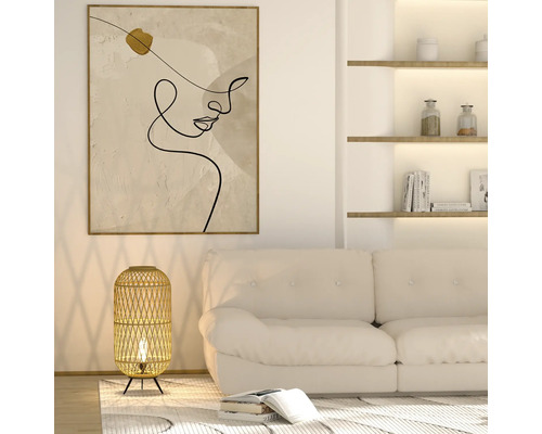 Living luminos cu canapea, lampadar și imprimare artistică înrămată