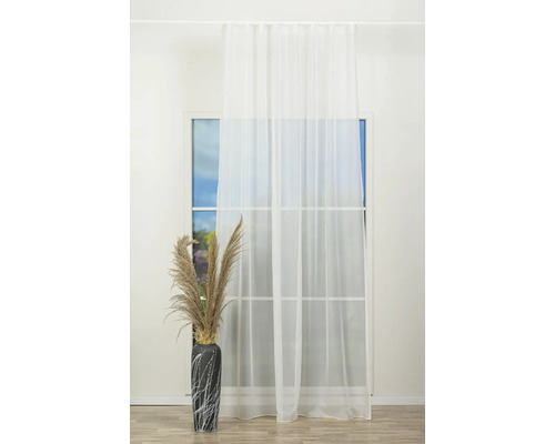 Cortină glisantă albă în fața unei ferestre cu decorațiuni