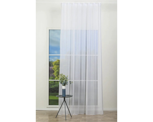 Cortină albă, transparentă în fața unei ferestre