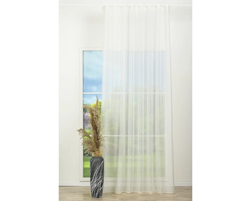 Aranjament decorativ cu perdea, fereastră și vază de flori cu iarbă de pampas