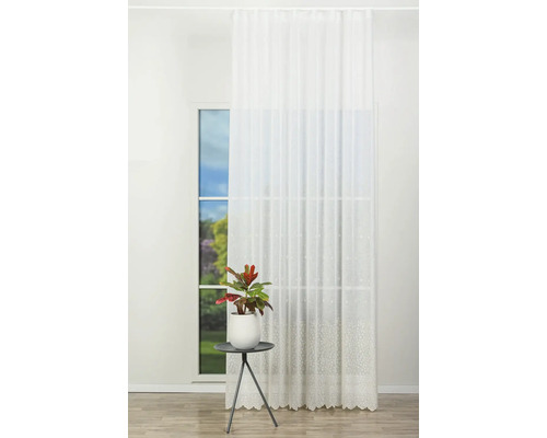 Decor de fereastră cu țesătură de perdea albă transparentă și aranjament de plante