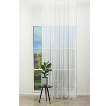 Scenă de fereastră cu șal decorativ transparent și plantă de interior pe o măsuță