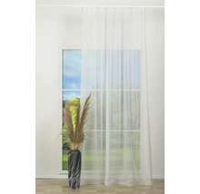 Fereastră decorativă cu perdea albă transparentă