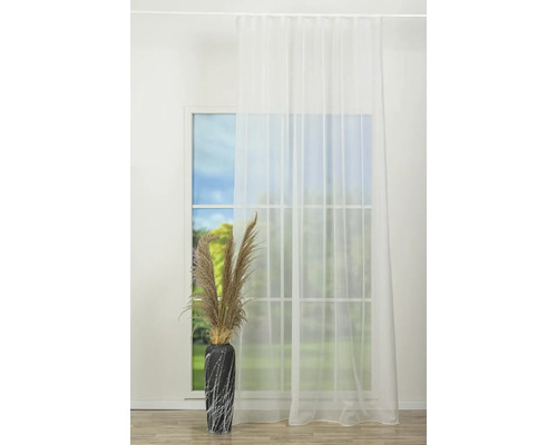 Fereastră decorativă cu perdea albă transparentă