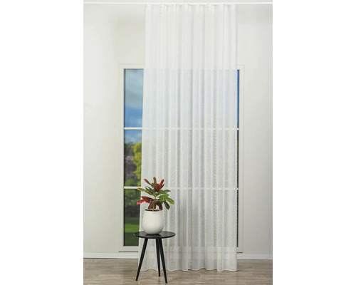 Fereastră cu perdea transparentă, decorațiune și măsuță laterală