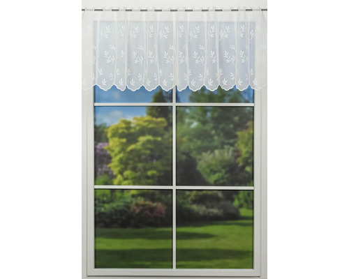 Perdea tip stor cu model de frunze în fața unei ferestre