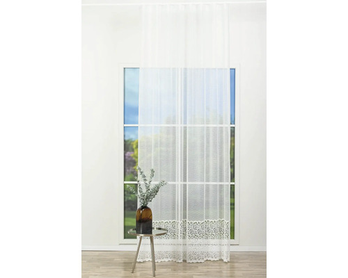 Perdea din voal cu detalii din dantelă în fața unei ferestre