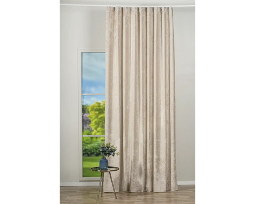 Șaluri decorative din material textil drapat în fața unei ferestre