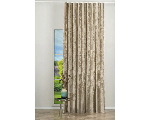 Fulare decorative din stofă în fața unei ferestre