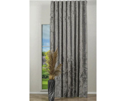 Perdea gri opacă la fereastră