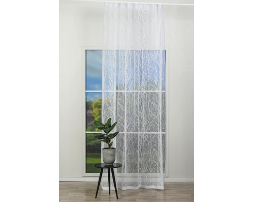 Decor de fereastră cu perdea, plantă și măsuță laterală