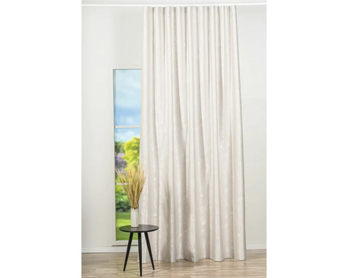 Cortină decorativă la fereastră cu măsuță laterală și vază