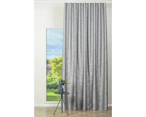 Cortină decorativă gri în fața unei ferestre.