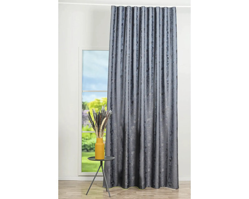 Cortină gri opacă cu model în fața ferestrei