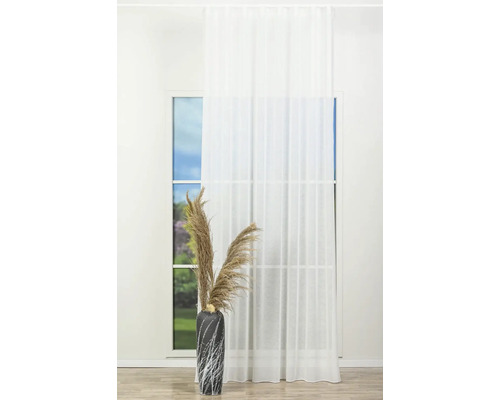 Material cortină albă în fața unei ferestre cu o decorație de ierburi într-o vază.