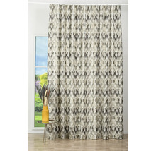 Fulare decorative cu model grafic în fața unei ferestre