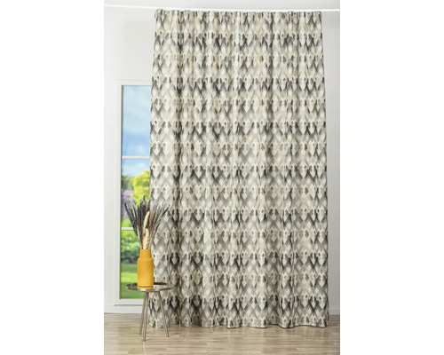 Fulare decorative cu model grafic în fața unei ferestre