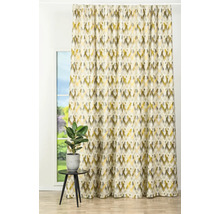 Cortină cu model geometric în fața unei ferestre