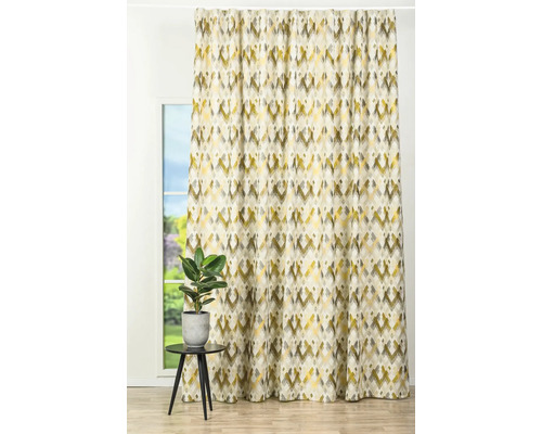 Cortină cu model geometric în fața unei ferestre